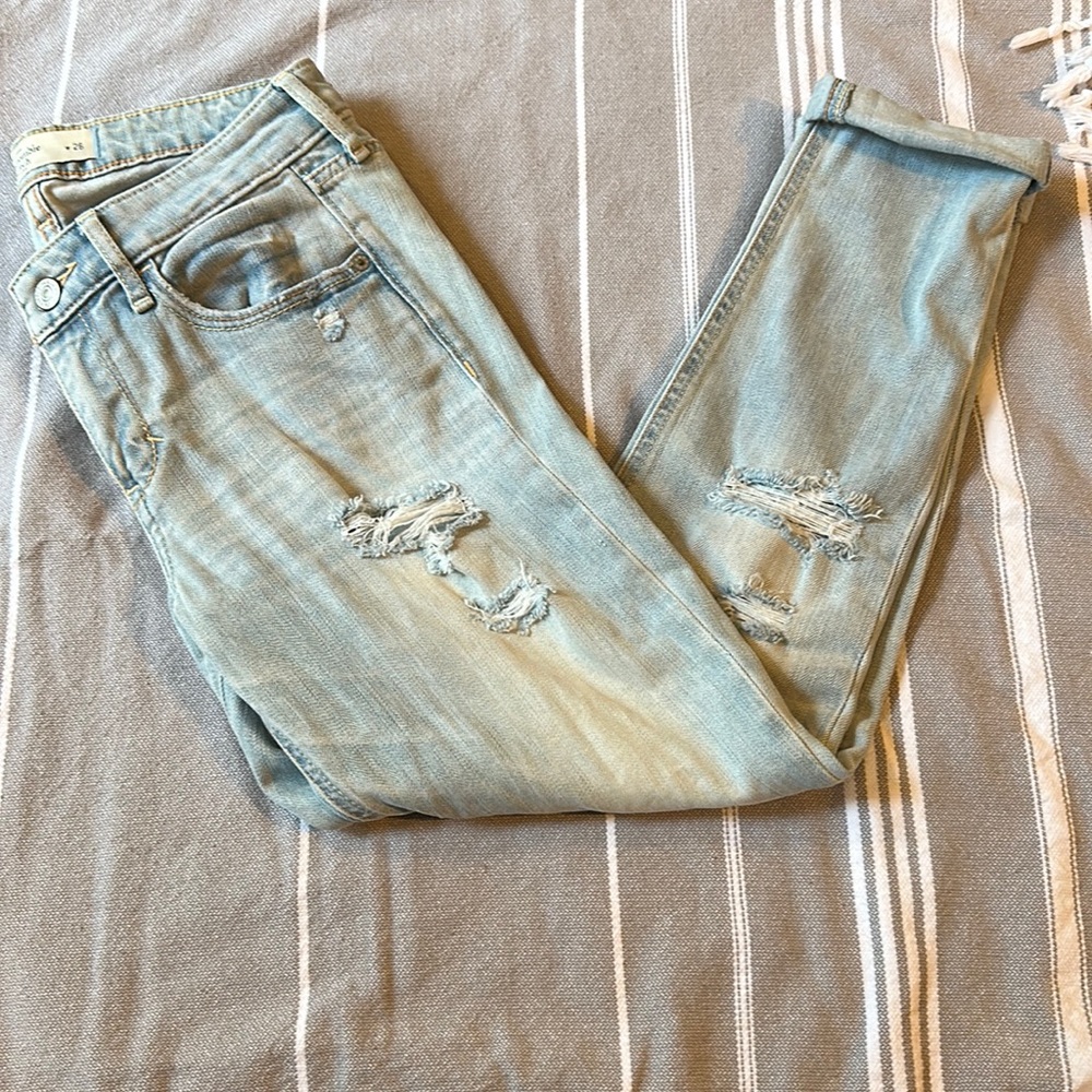 Abercrombie 👖 distressed skinny jeans in light wash. Size: 26.